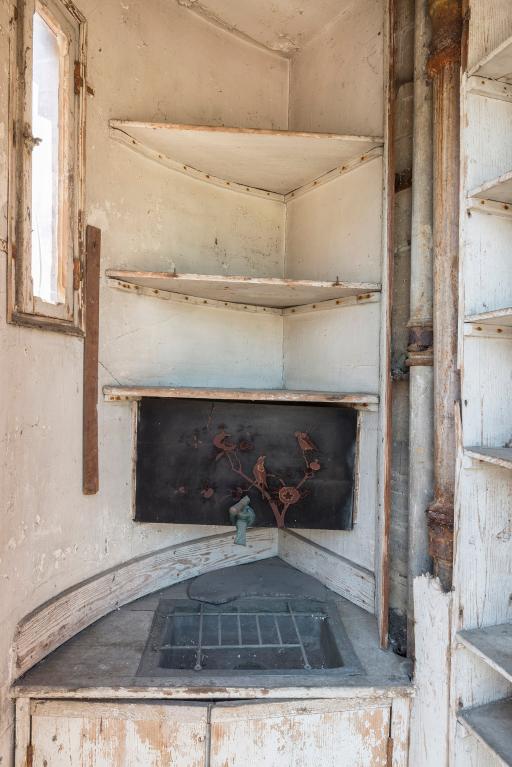 Placard abritant un lavabo destiné aux outils du peintre (2)