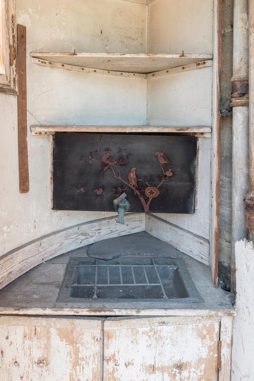 Placard abritant un lavabo destiné aux outils du peintre (3)