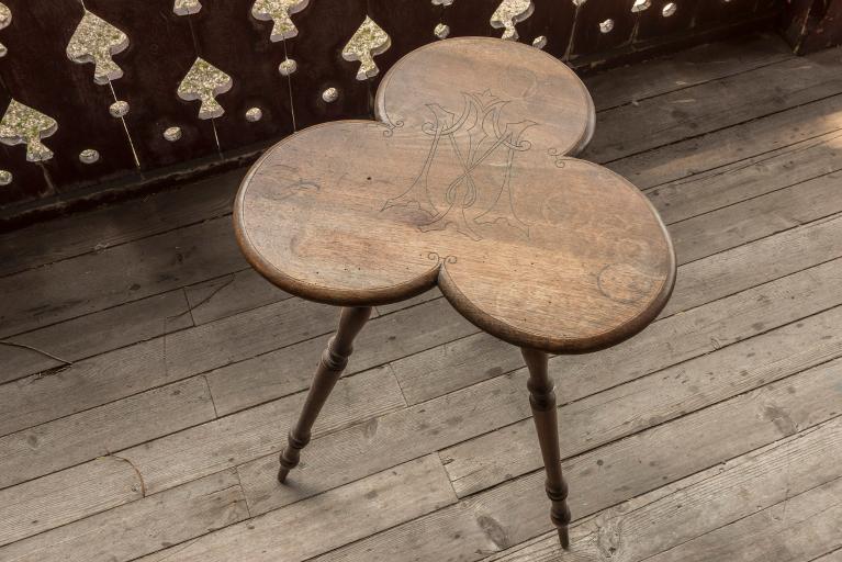 Tabouret dans l'atelier d'été