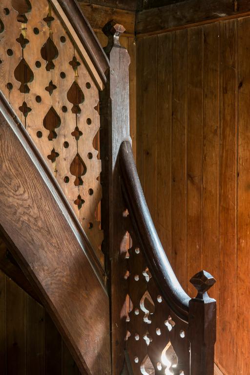 Départ de l'escalier menant au second étage (1)