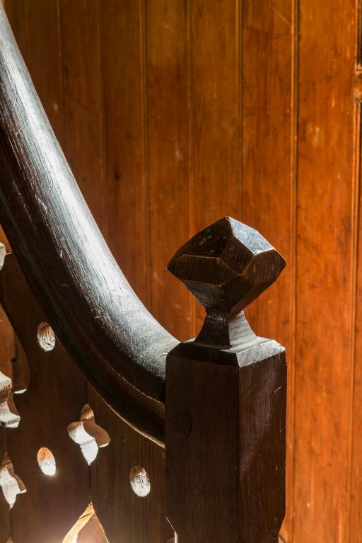 Départ de l'escalier menant au second étage (2)