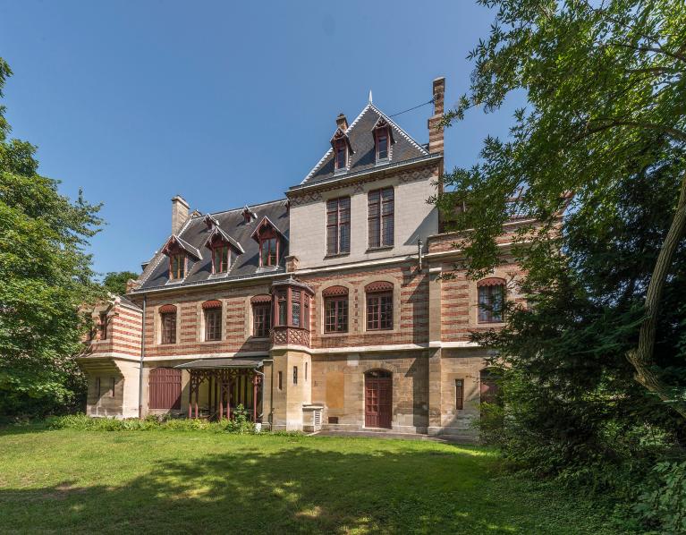 Vue de la façade de la maison principale