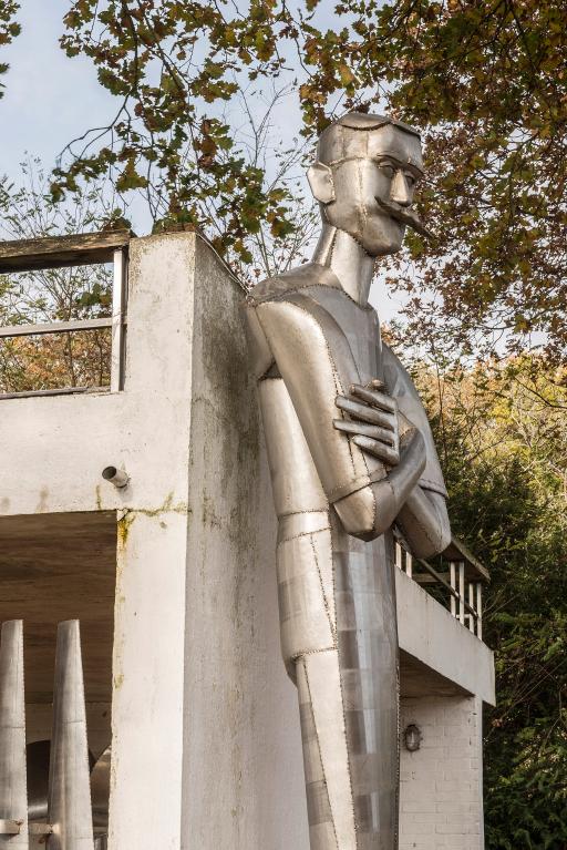 Sculpture de l'artiste, devant l'atelier