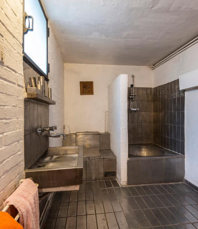 Vue de la salle de bain sous la mezzanine (1)