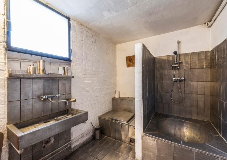 Vue de la salle de bain sous la mezzanine (2)