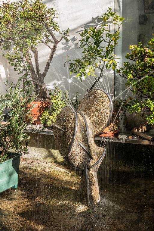 Sculpture fontaine présente dans le jardin d'hiver