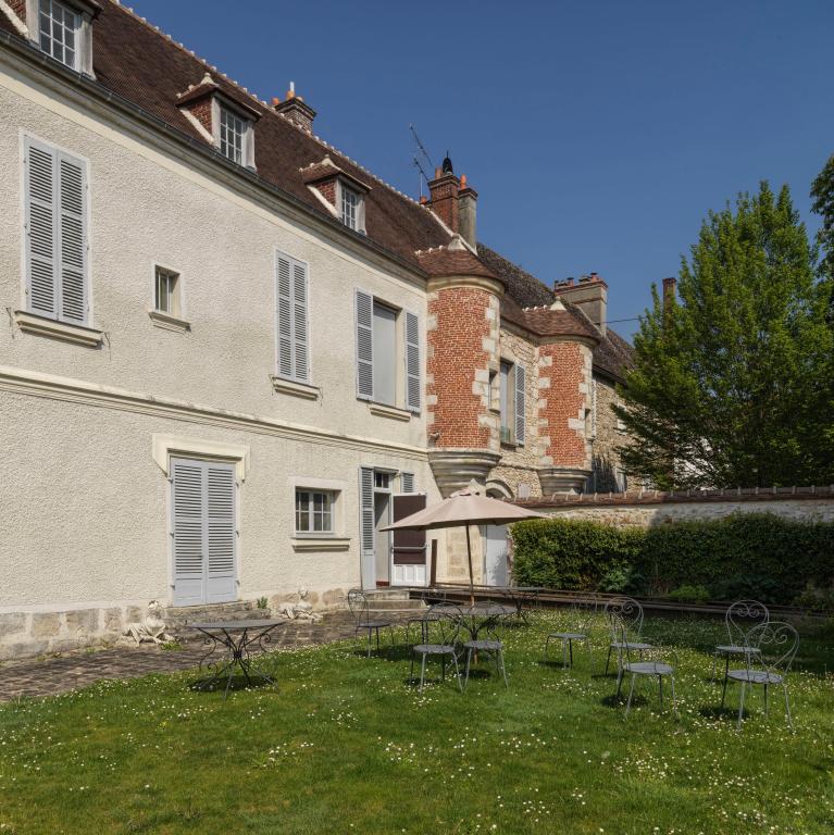 Vue de la façade du bâtiment principal