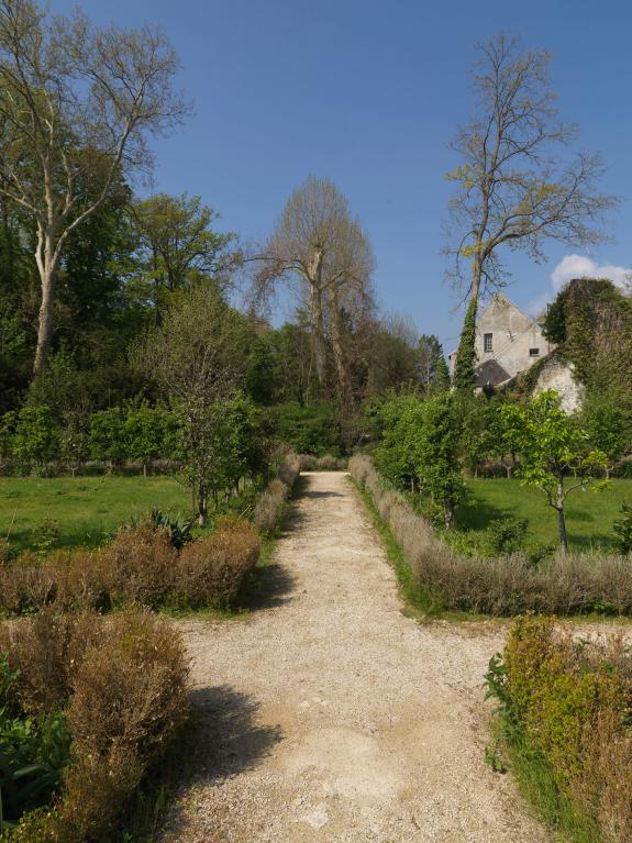 Vue de l'allée du jardin