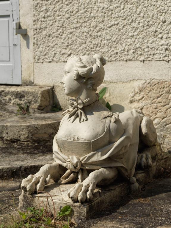 Sphinge au pied du perron (1)