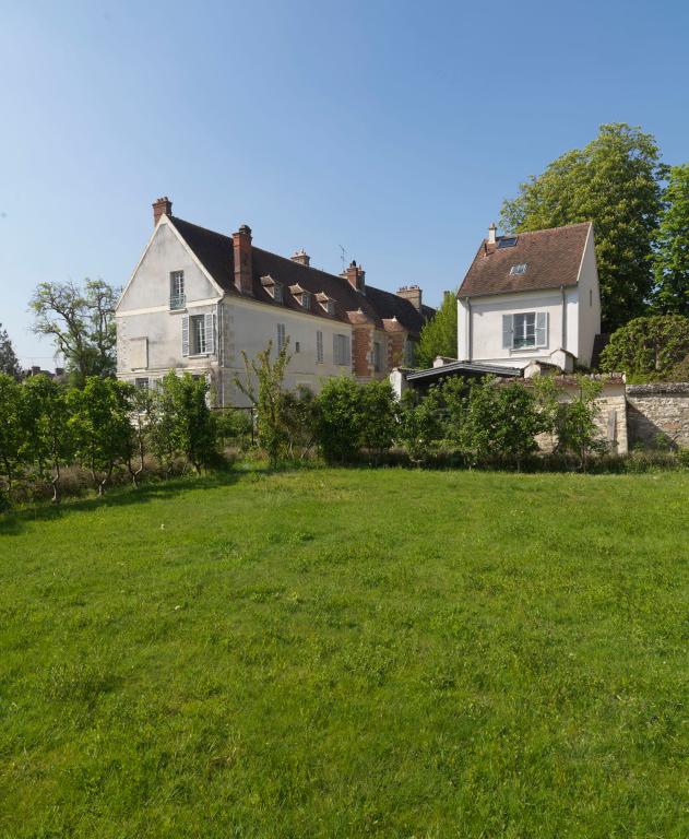 Vue du bâtiment principal et du pavillon