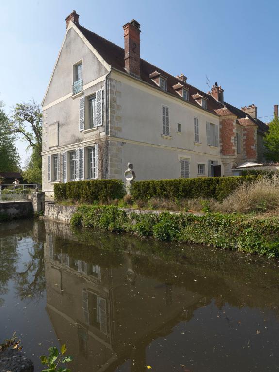 Vue du bâtiment principal prise depuis les douves du Château de la Bonde
