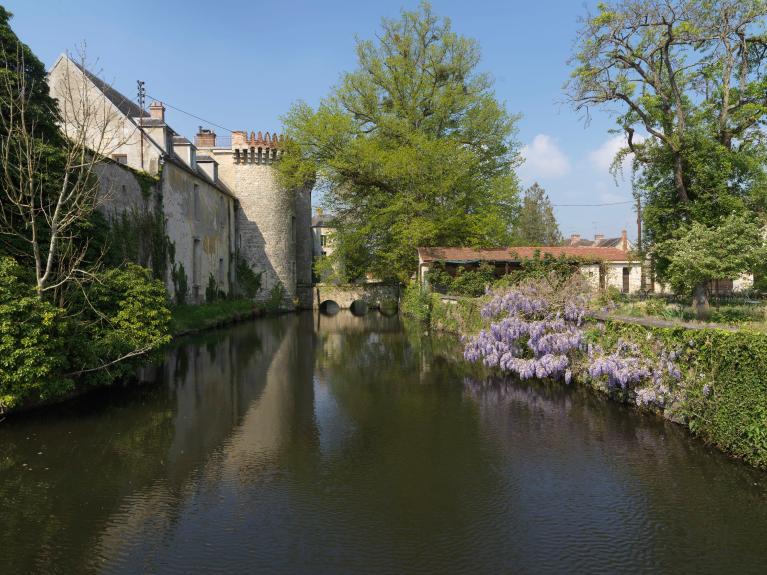 Vue des douves et du Château de la Bonde