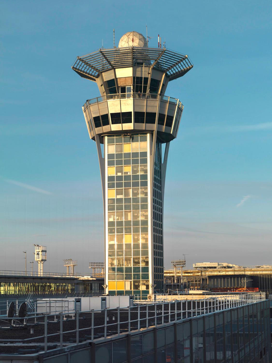 2018, la tour de contrôle vue des terrasses d'Orly-Sud, vue prise depuis l'est.