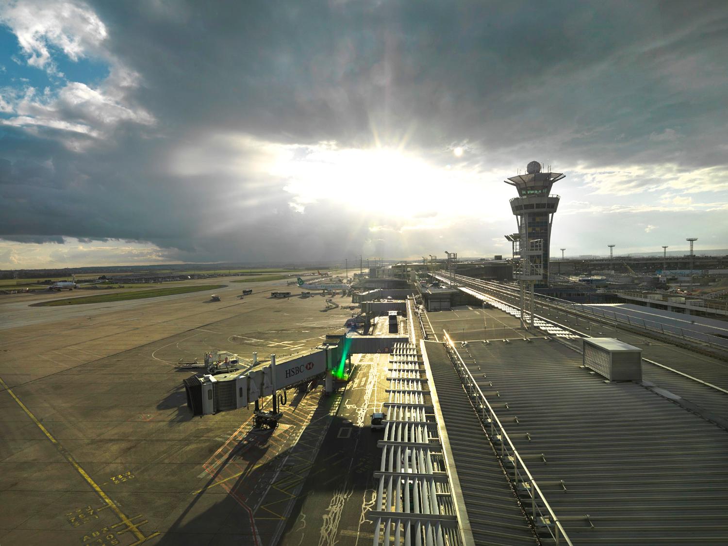 2018, aire de trafic au contact d'Orly-Sud, la jetée ouest, le satellite ouest et la tour de contrôle vus depuis les terrasses d'Orly-Sud, vue prise depuis l'est.