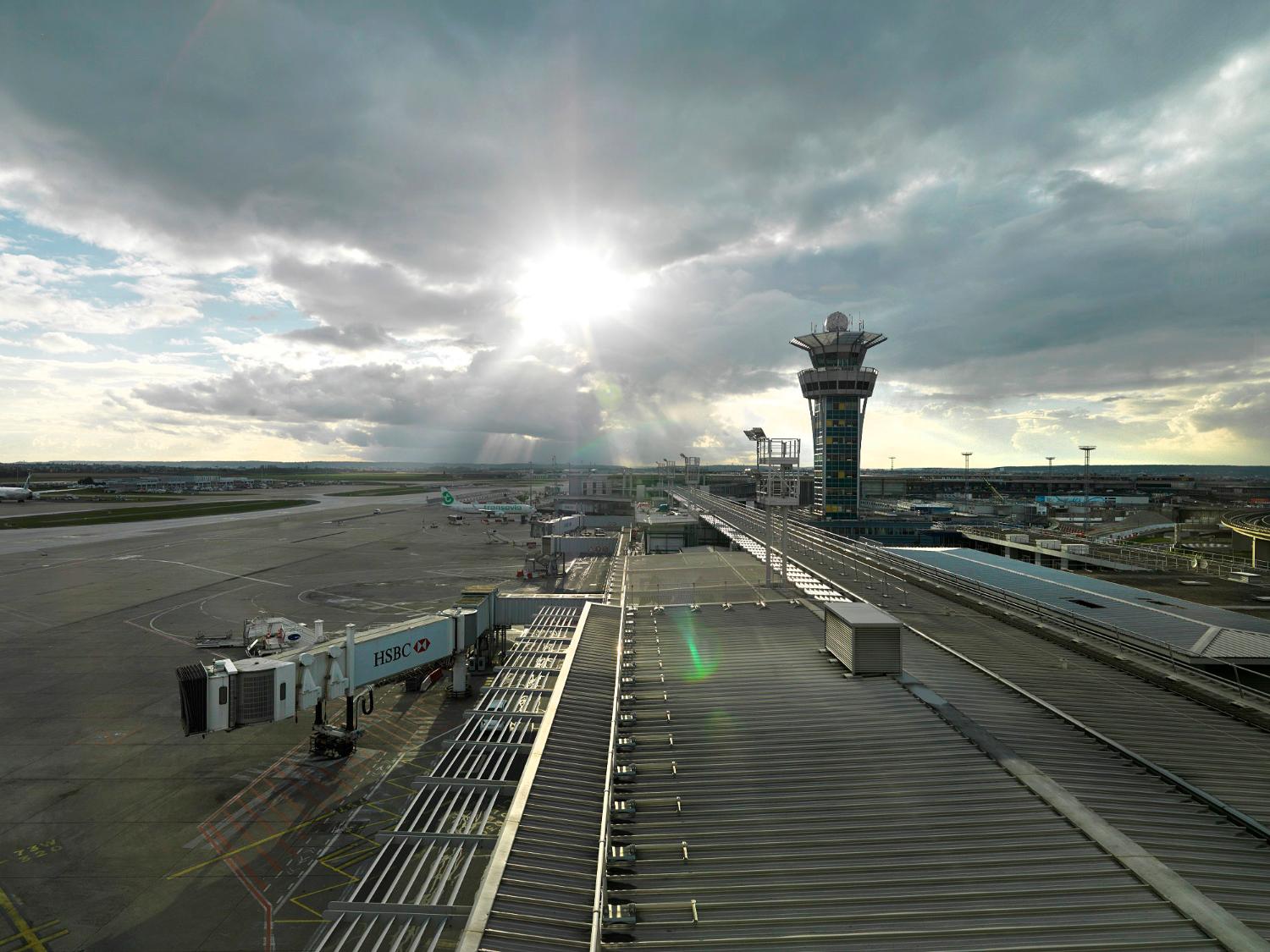 2018, aire de trafic au contact d'Orly-Sud, la jetée ouest, le satellite ouest et la tour de contrôle vus depuis les terrasses d'Orly-Sud, vue prise depuis l'est.