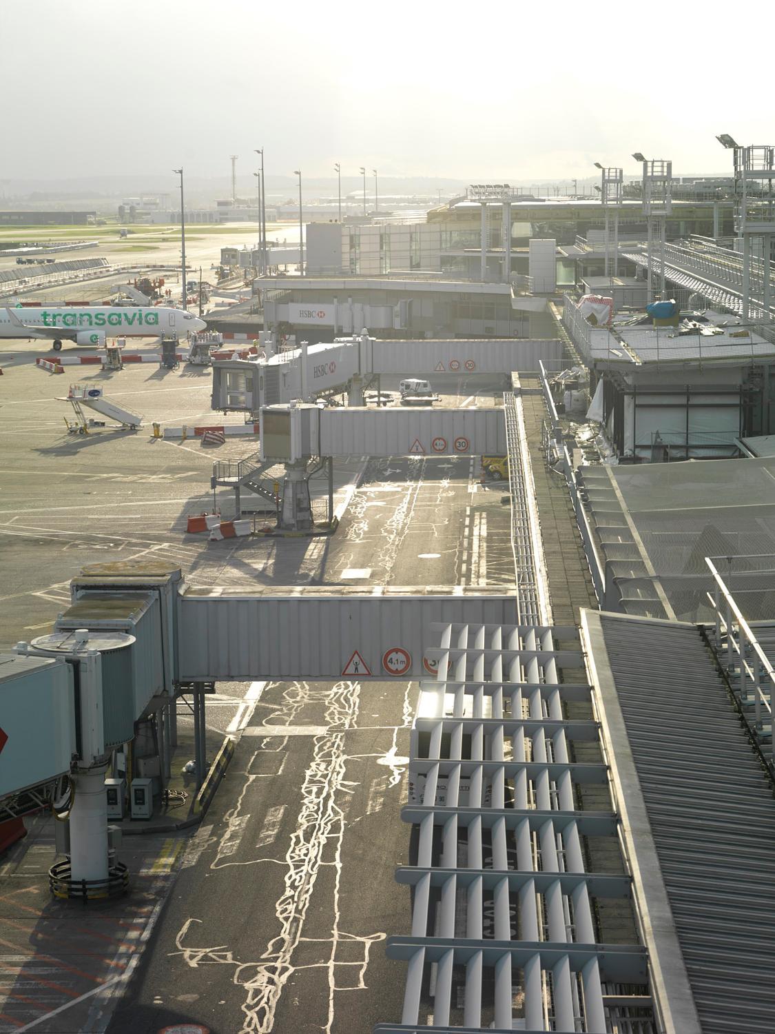 2018, aire de trafic au contact d'Orly-Sud, la jetée ouest, et le satellite ouest vus depuis les terrasses d'Orly-Sud, vue prise depuis l'est.