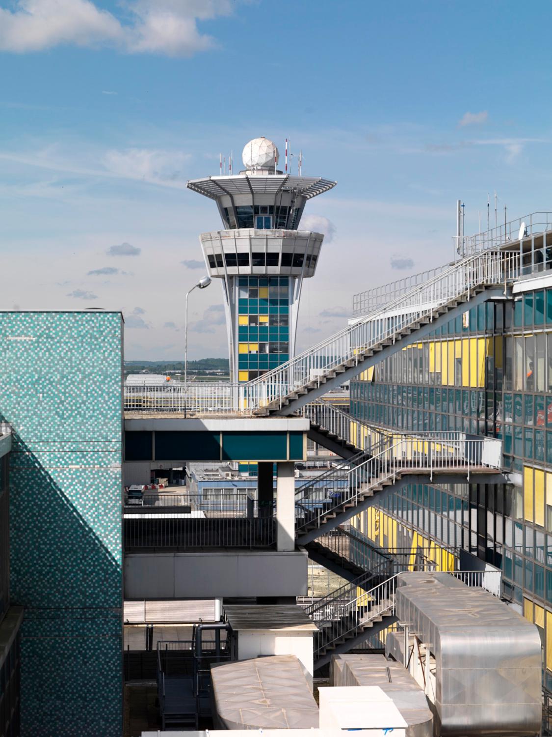 2018, la tour de contrôle vue des terrasses d'Orly-Sud, vue prise depuis l'est.