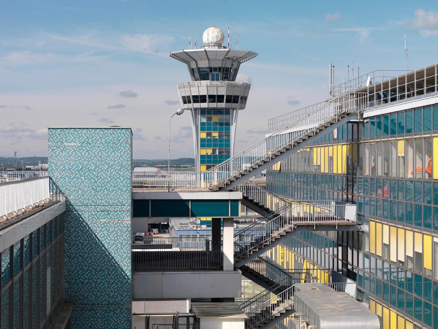 2018, la tour de contrôle vue des terrasses d'Orly-Sud, vue prise depuis l'est.