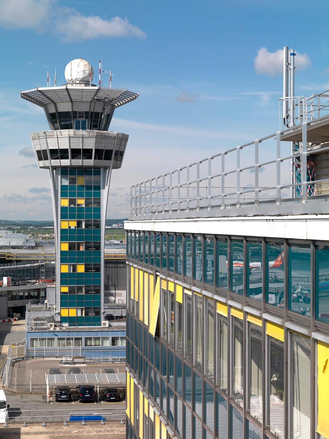 2018, la tour de contrôle vue des terrasses d'Orly-Sud, vue prise depuis l'est.