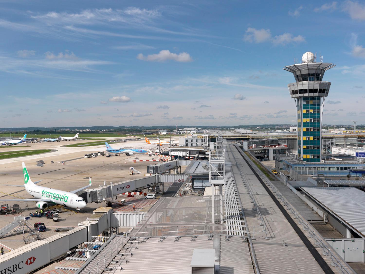 2018, aire de trafic au contact d'Orly-Sud, la jetée ouest, le satellite ouest et la tour de contrôle vus depuis les terrasses d'Orly-Sud, vue prise depuis l'est.