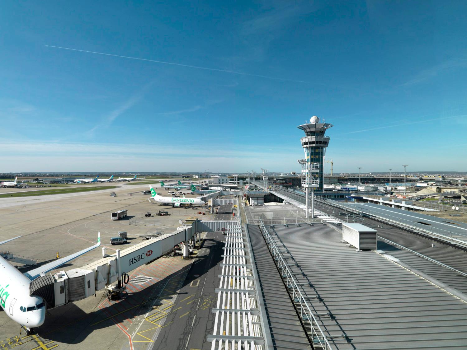 2018, aire de trafic au contact d'Orly-Sud, la jetée ouest, le satellite ouest et la tour de contrôle vus depuis les terrasses d'Orly-Sud, vue prise depuis l'est.