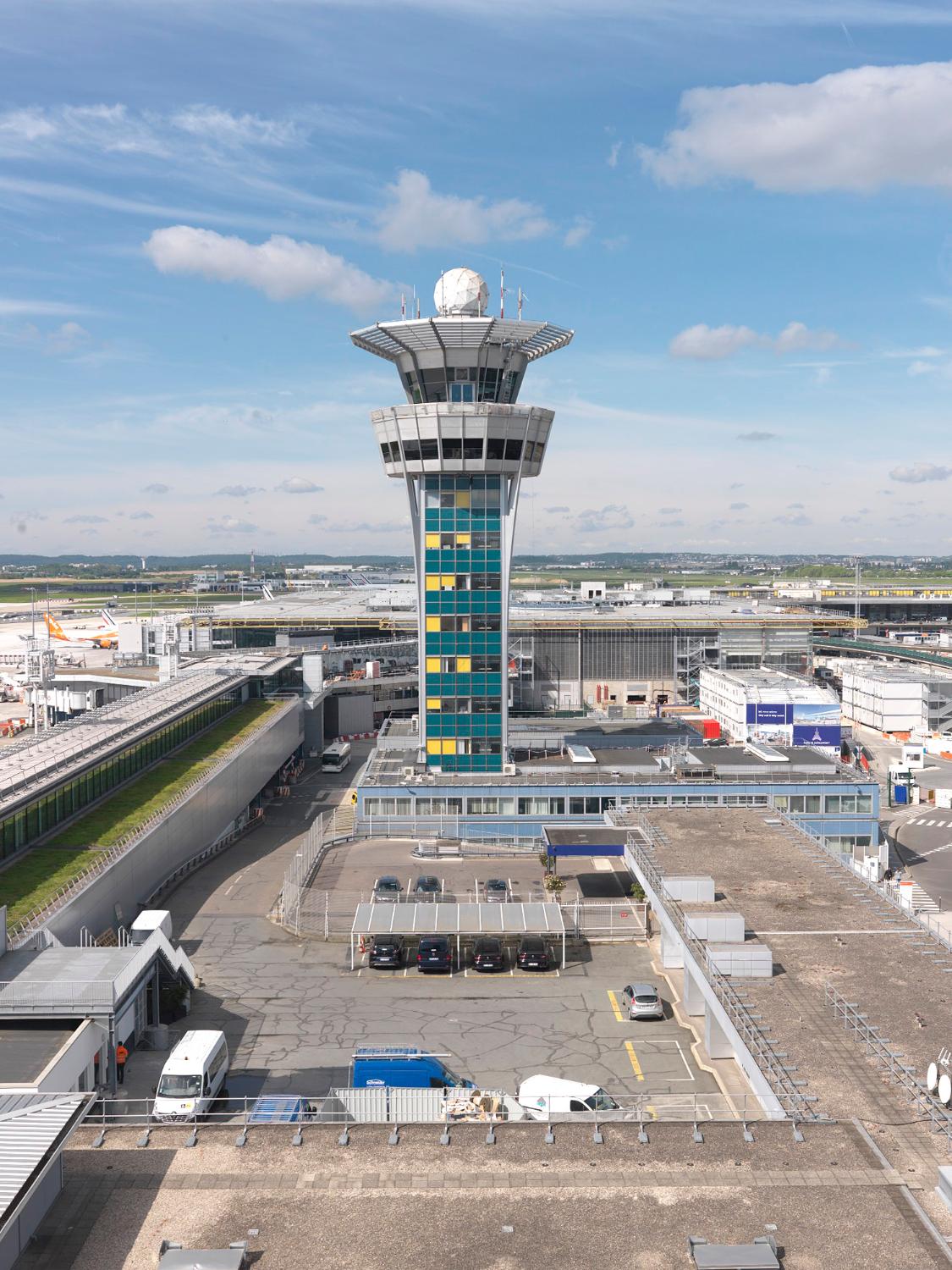 2018, la jetée ouest, le satellite ouest, la tour de contrôle et le chantier de construction d'Orly 3, vus des terrasses d'Orly-Sud, vue prise depuis l'est. ; 2018, la jetée ouest, le satellite ouest, la tour de contrôle et le chantier de construction d'Orly 3, vus des terrasses d'Orly-Sud, vue prise depuis l'est.