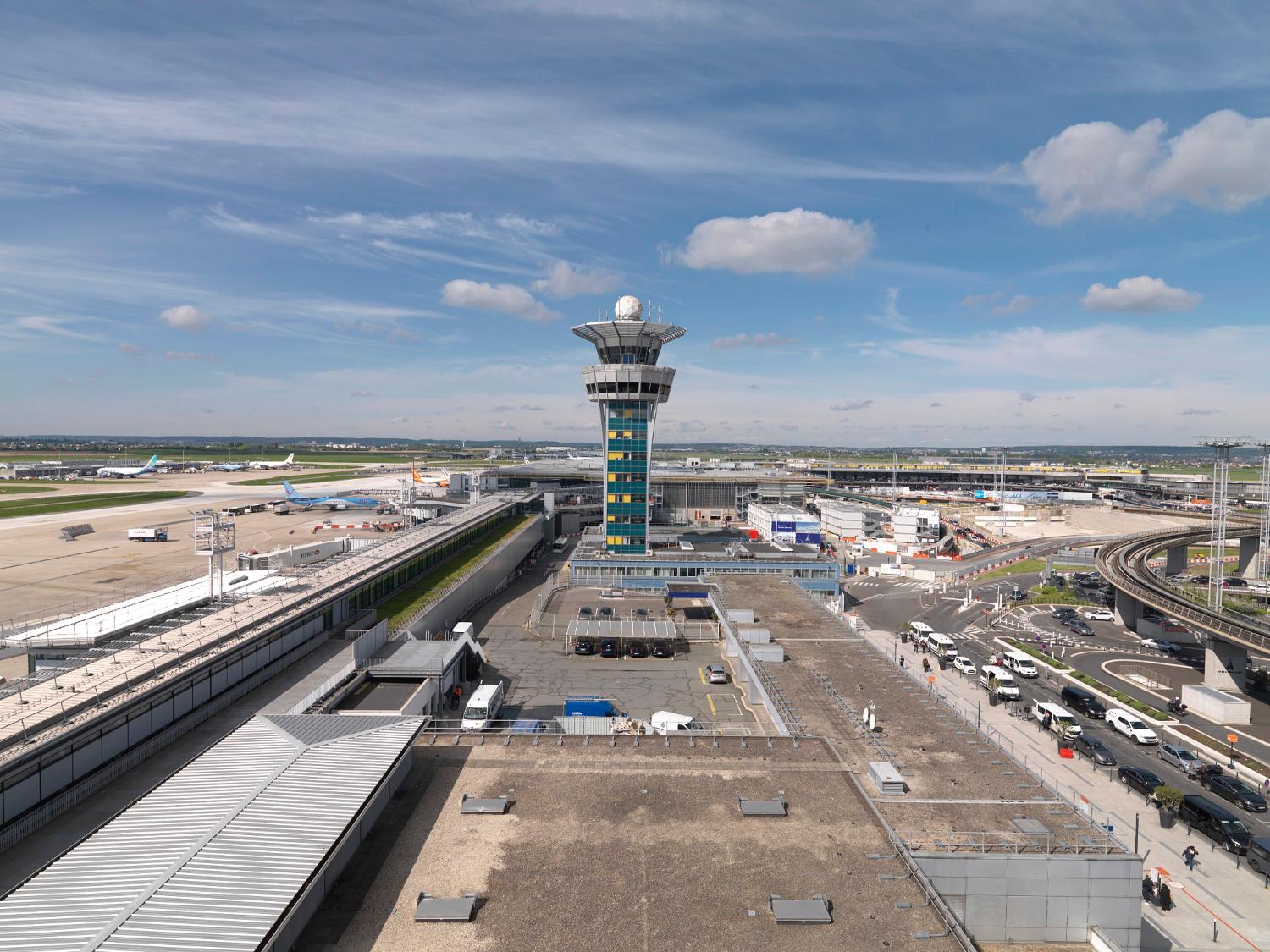 2018, la jetée ouest, le satellite ouest, la tour de contrôle, le chantier de construction d'Orly 3 et Orly-Ouest, vus des terrasses d'Orly-Sud, vue prise depuis l'est. ; 2018, la jetée ouest, le satellite ouest, la tour de contrôle, le chantier de construction d'Orly 3 et Orly-Ouest, vus des terrasses d'Orly-Sud, vue prise depuis l'est. ; 2018, la jetée ouest, le satellite ouest, la tour de contrôle, le chantier de construction d'Orly 3 et Orly-Ouest, vus des terrasses d'Orly-Sud, vue prise depuis l'est.
