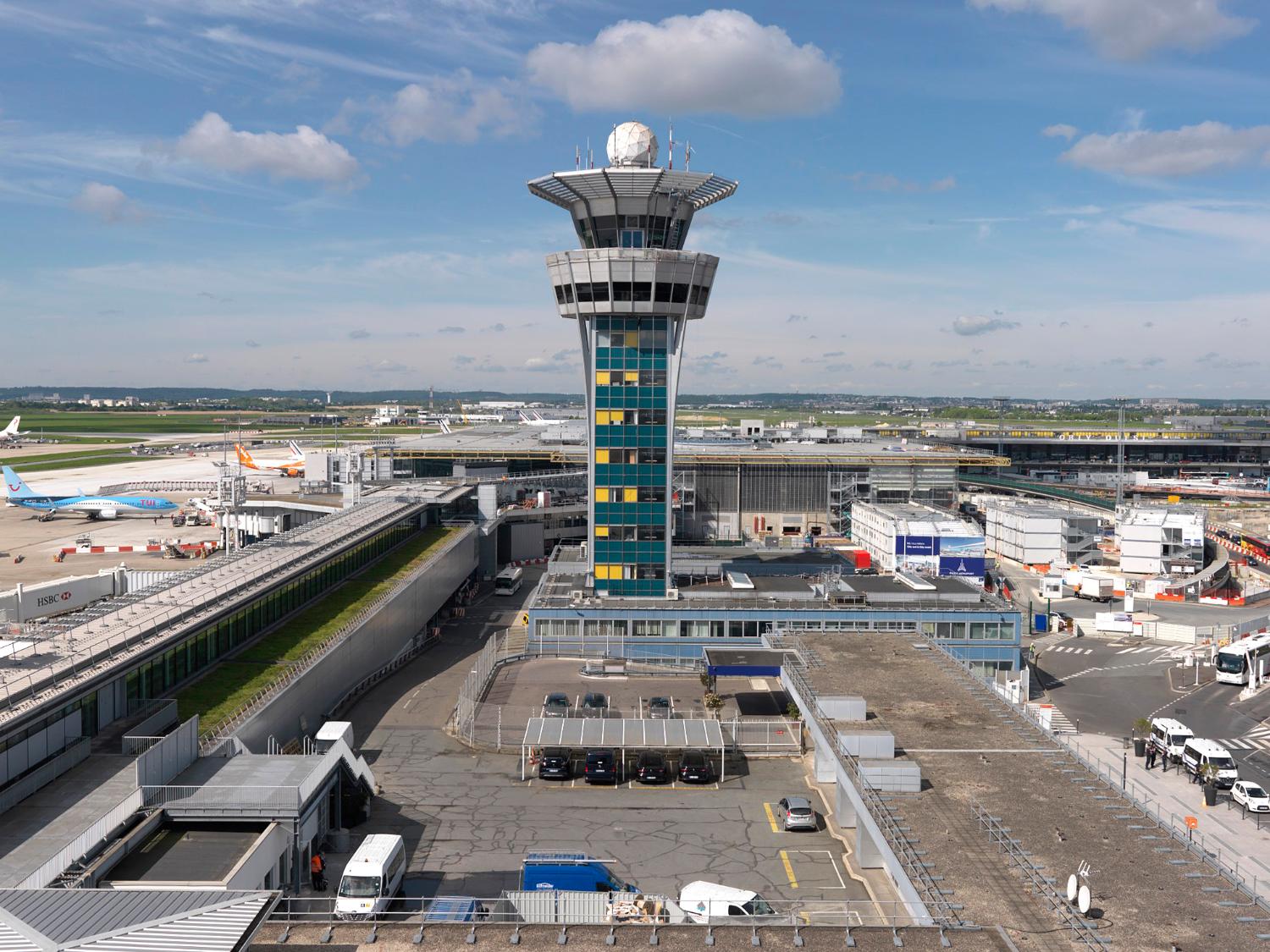 2018, la jetée ouest, le satellite ouest, la tour de contrôle, le chantier de construction d'Orly 3 et Orly-Ouest, vus des terrasses d'Orly-Sud, vue prise depuis l'est. ; 2018, la jetée ouest, le satellite ouest, la tour de contrôle, le chantier de construction d'Orly 3 et Orly-Ouest, vus des terrasses d'Orly-Sud, vue prise depuis l'est. ; 2018, la jetée ouest, le satellite ouest, la tour de contrôle, le chantier de construction d'Orly 3 et Orly-Ouest, vus des terrasses d'Orly-Sud, vue prise depuis l'est.