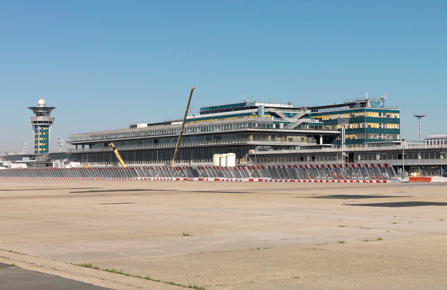 2018, Orly-Sud et la tour de contrôle vus depuis le sud est.