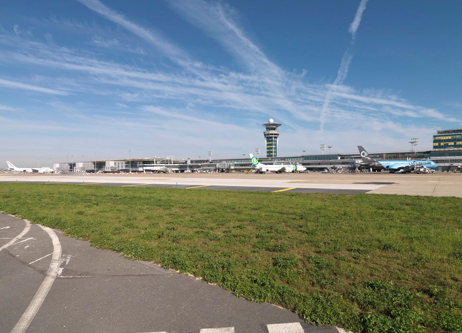 2018, la jetée ouest, la tour de contrôle et le chantier d'Orly 3 vus depuis le sud est. ; 2018, la jetée ouest, la tour de contrôle et le chantier d'Orly 3 vus depuis le sud est.
