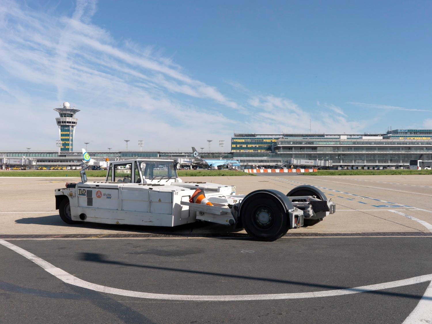  2018, tracteur pushback TLD sans barre, la tour de contrôle et Orly-Sud vus depuis le sud.