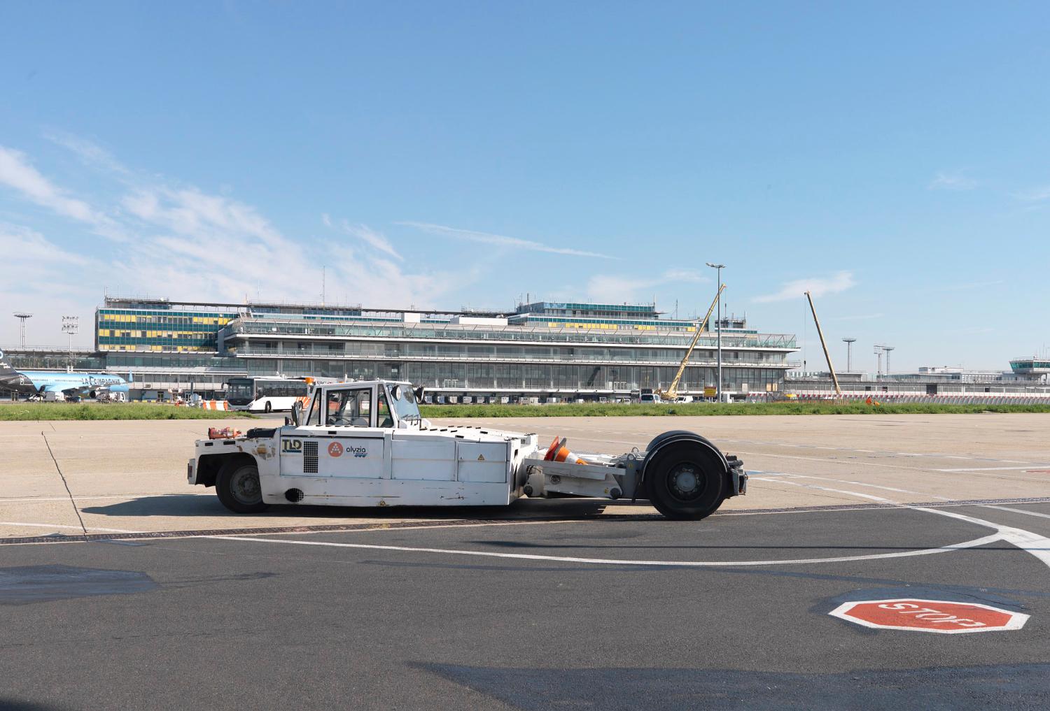  2018, tracteur pushback TLD sans barre et Orly-Sud vus depuis le sud.