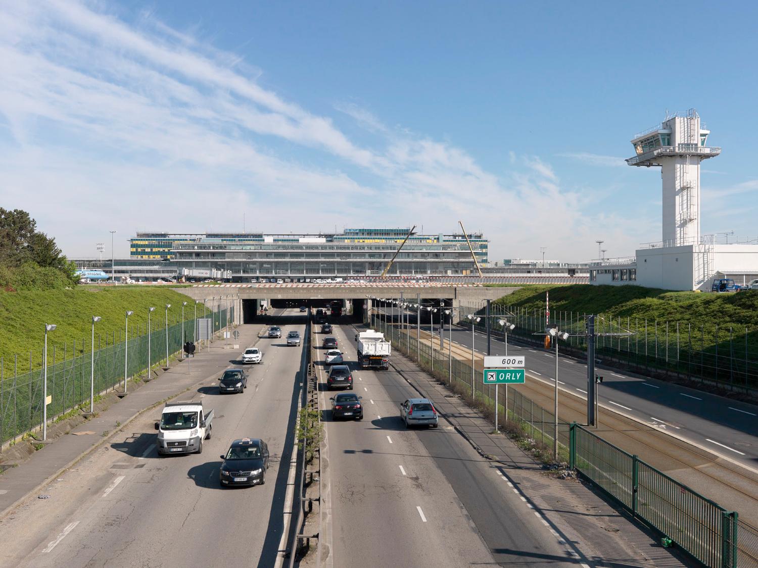 2018, la Nationale 7, la tour du poste de contrôle et de réparation (PCR) et Orly-Sud vus depuis le sud.