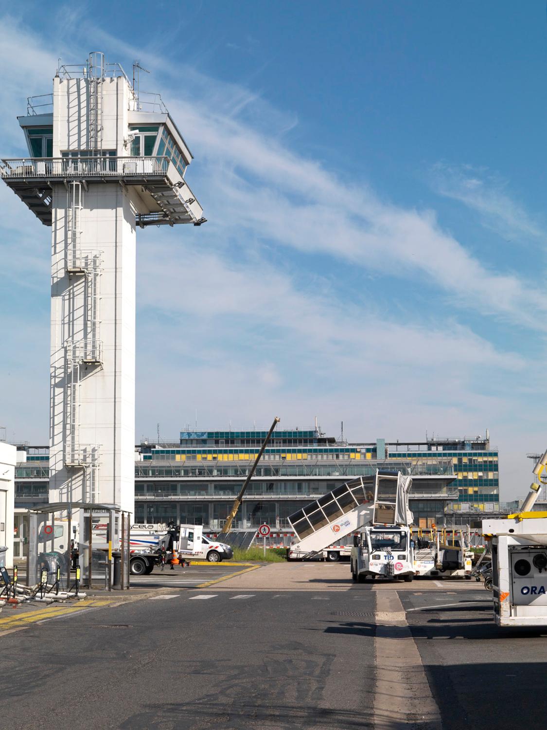 2018, la tour du poste de contrôle et de réparation (PCR) et Orly-Sud vus depuis le sud.