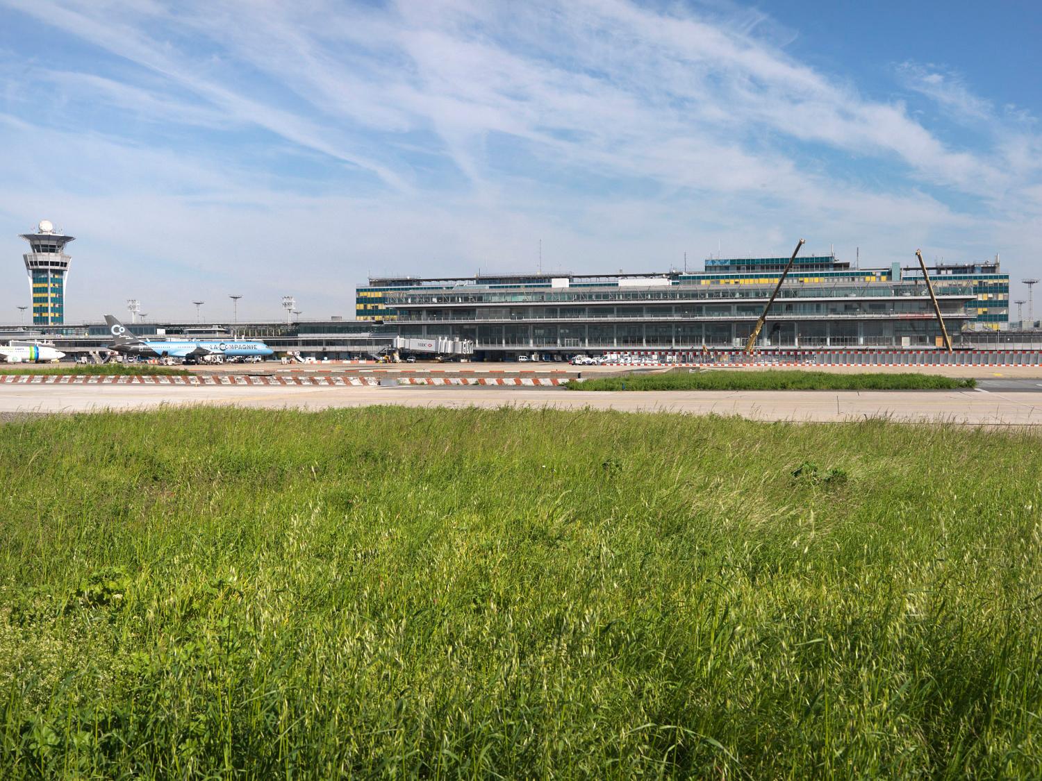 2018, Orly-Sud et la tour de contrôle vus depuis le sud.