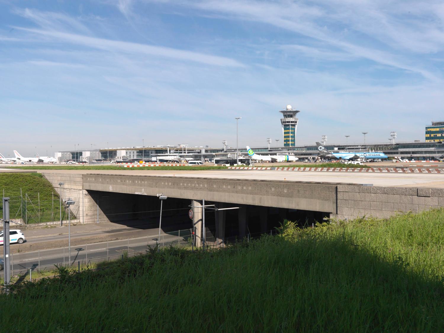 2018, la Nationale 7, la jetée ouest, la tour de contrôle et le chantier d'Orly 3 vus depuis le sud est. ; 2018, la Nationale 7, la jetée ouest, la tour de contrôle et le chantier d'Orly 3 vus depuis le sud est.