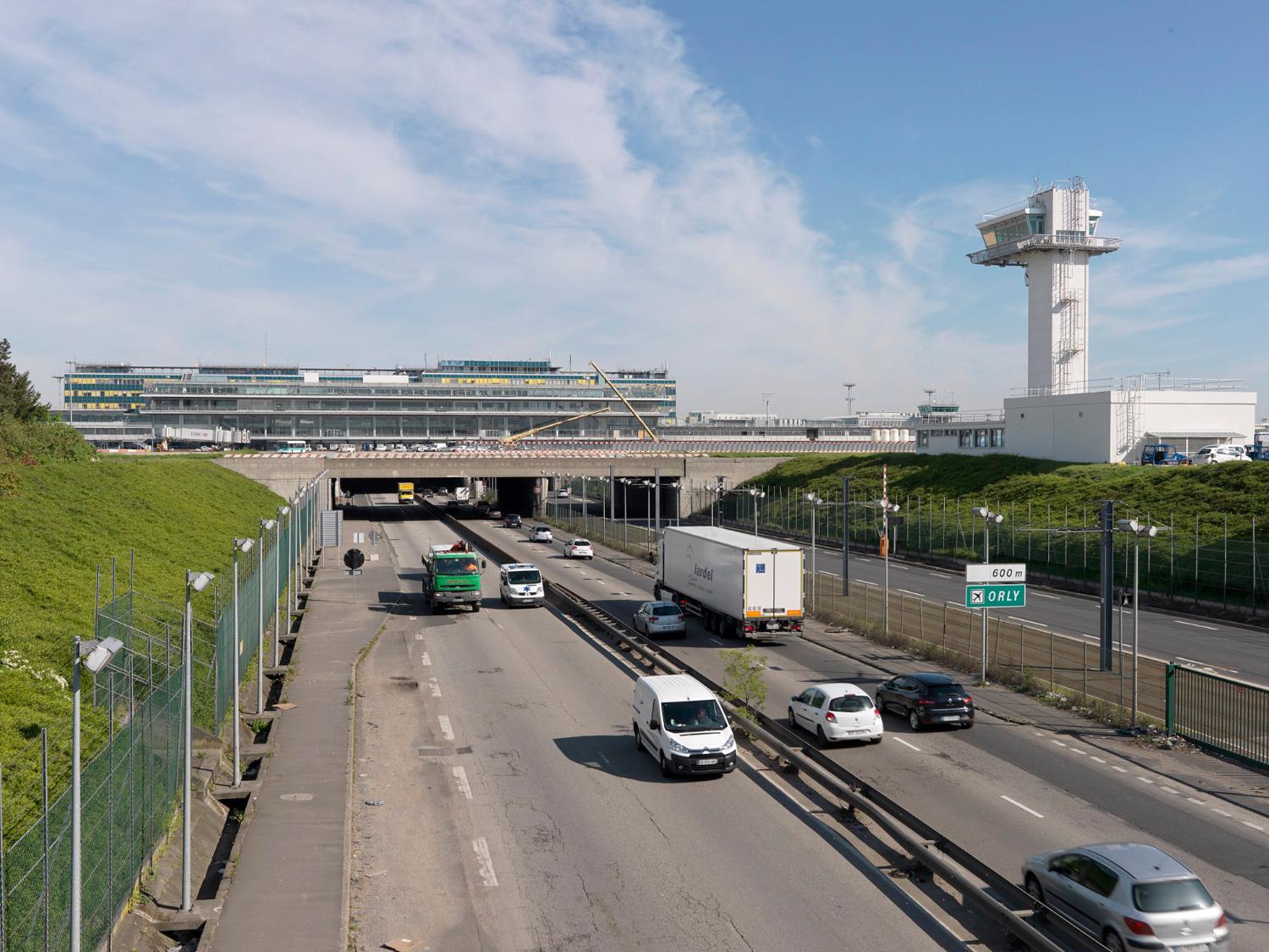 2018, la Nationale 7, la tour du poste de contrôle et de réparation (PCR) et Orly-Sud vus depuis le sud.
