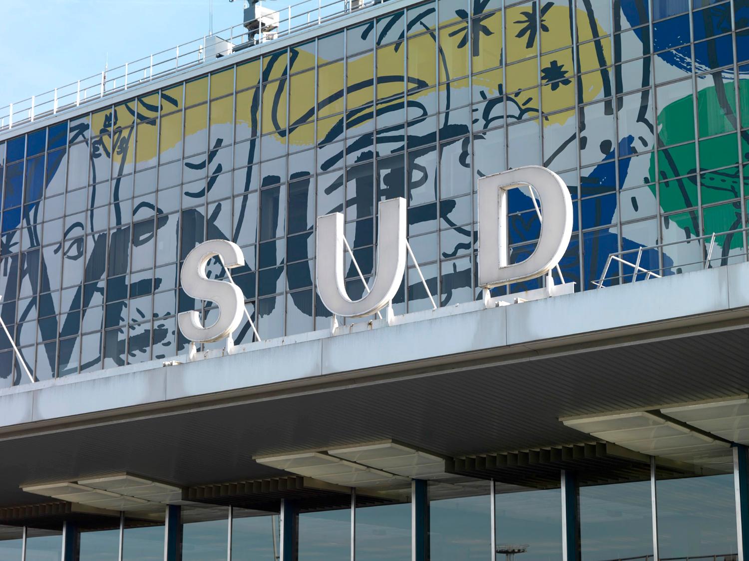 2018, détail de la façade d'Orly-Sud, les lettres ont été retirées en 2019.