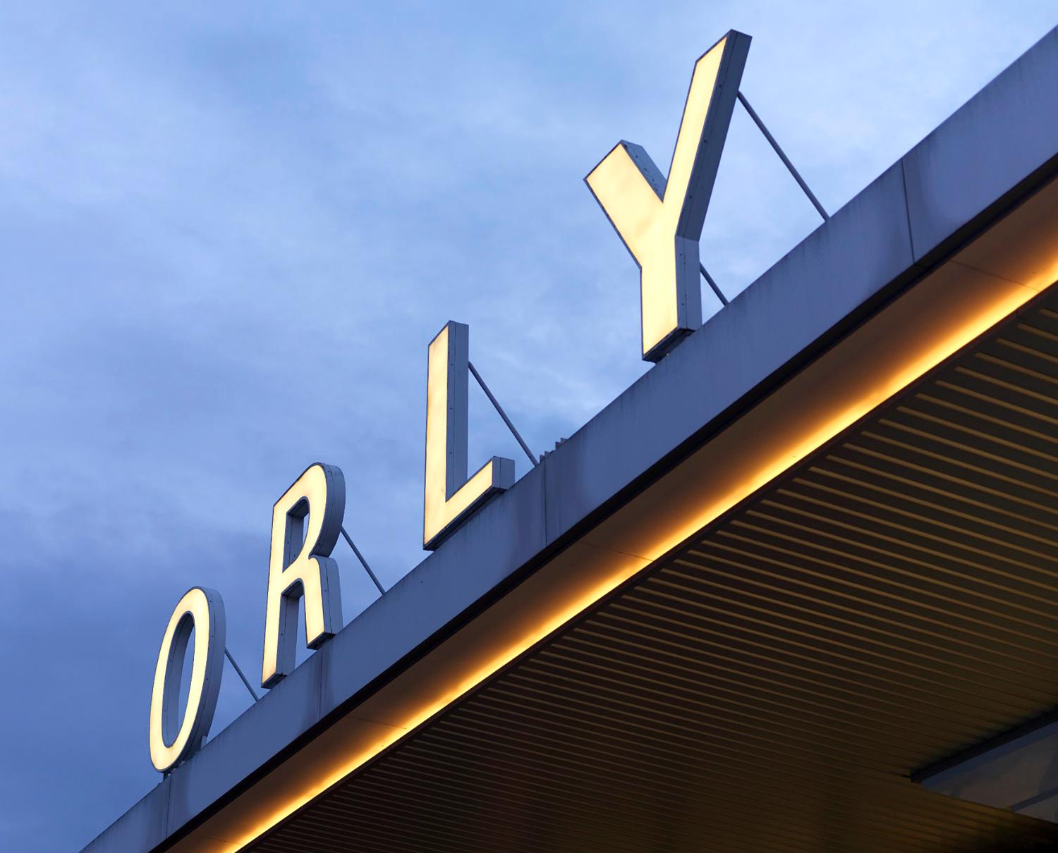 2018, détail de la façade d'Orly-Sud, les lettres ont été retirées en 2019.