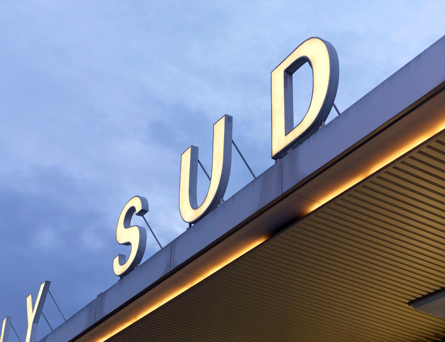 2018, détail de la façade d'Orly-Sud, les lettres ont été retirées en 2019.