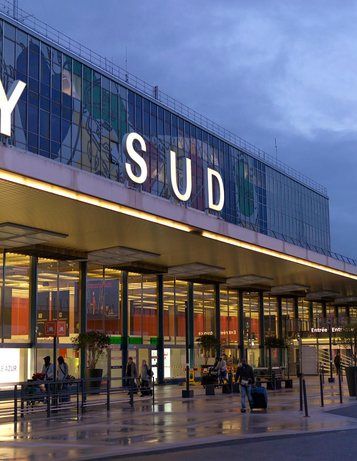 2018, détail de la façade d'Orly-Sud, les lettres ont été retirées en 2019.