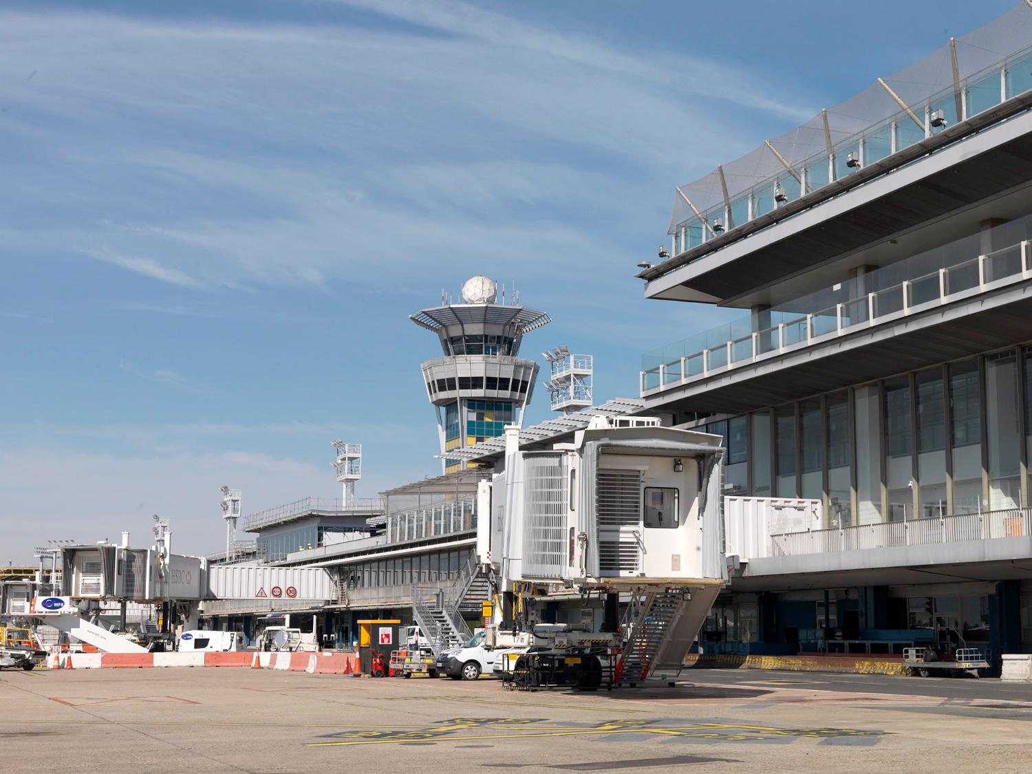 2018, les passerelles d'embarquement d'Orly-Sud vues depuis le sud est.