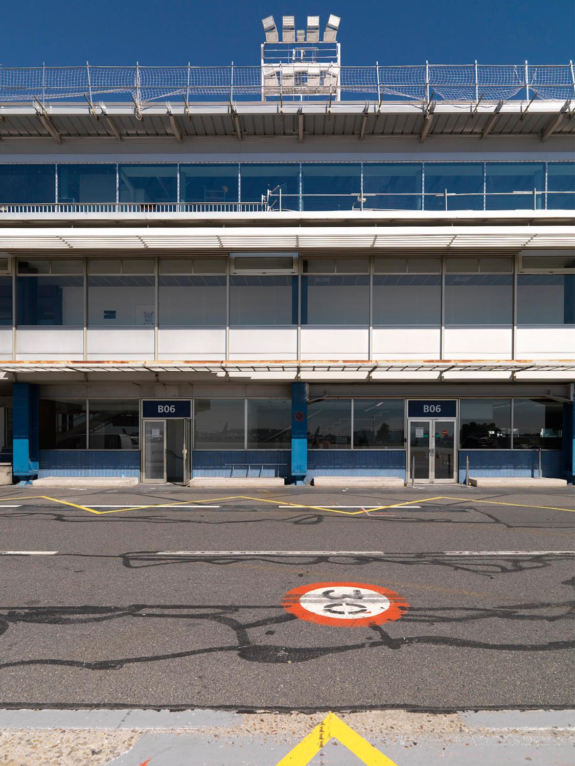 2018, Orly-Sud: les anciennes salles d'embarquement de la jetée ouest vues depuis le sud.