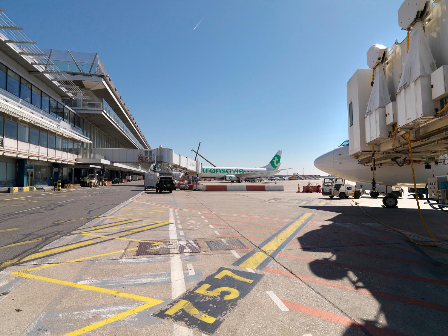 2018, Boeing 737 Max F-GZHF de Transavia à un poste de stationnement au contact, Orly-Sud, vue prise depuis l'ouest.