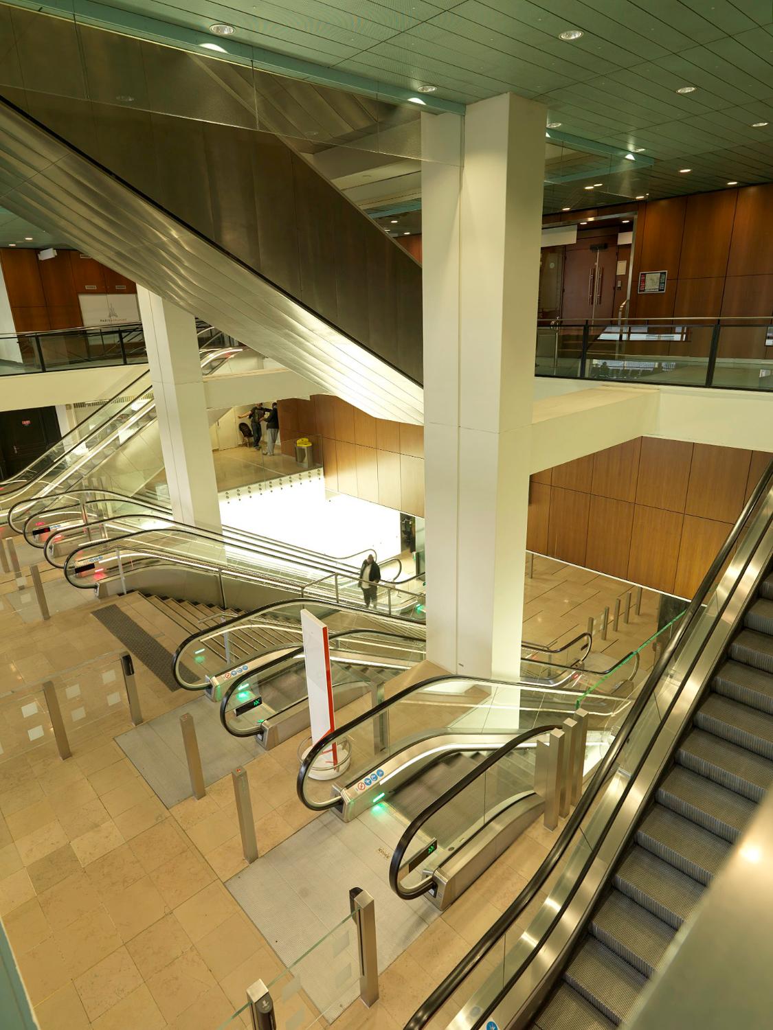 2018, circulation verticale: escalators, Galerie marchande du 1er étage, mezzanine du 2ème étage.