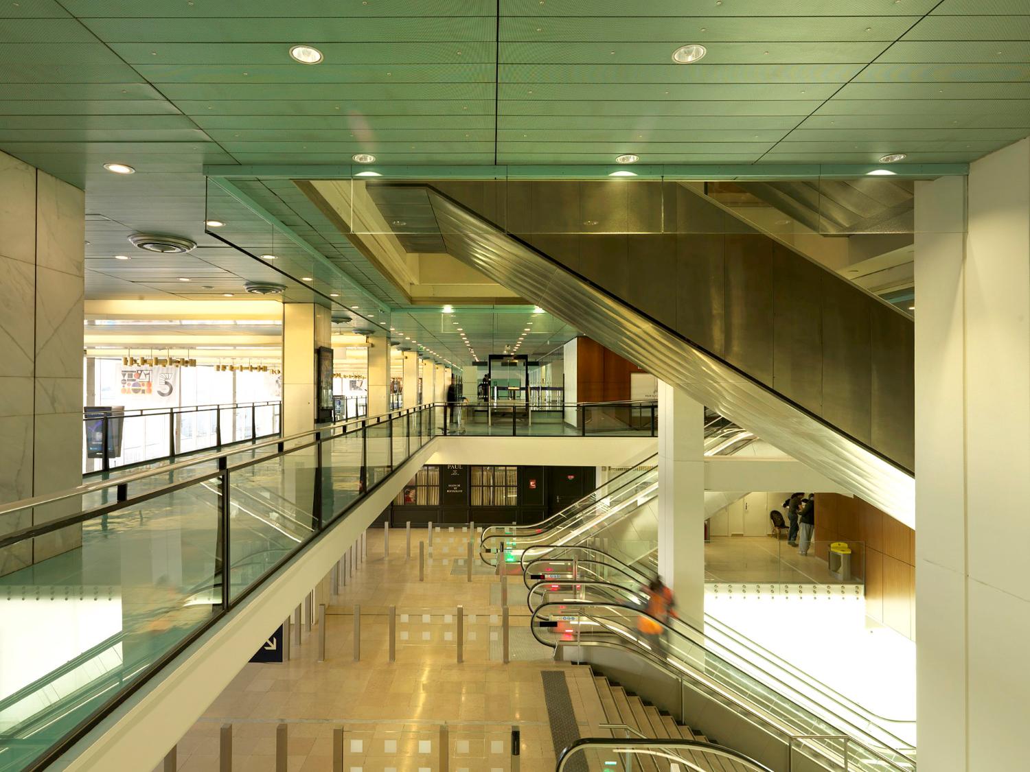 2018, circulation verticale: escalators, Galerie marchande du 1er étage, mezzanine du 2ème étage.