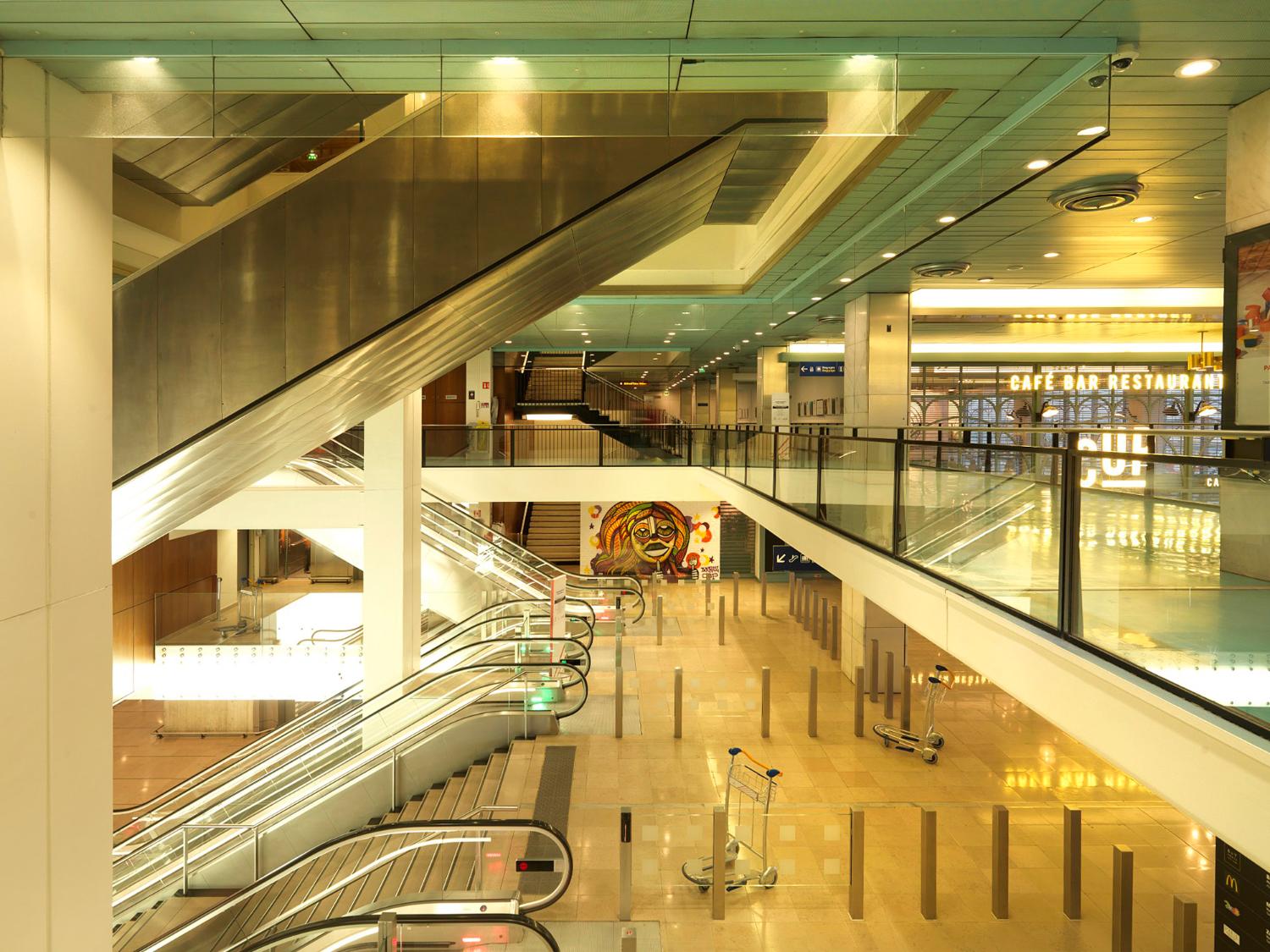 2018, circulation verticale: escalators, Galerie marchande du 1er étage, mezzanine du 2ème étage.