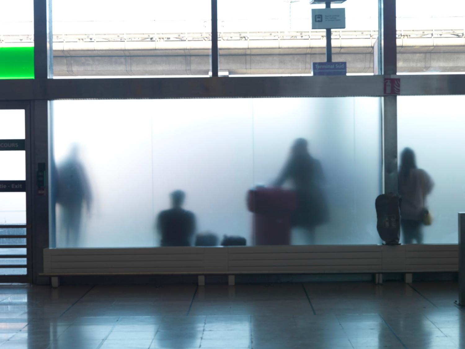 2018, passagers sur le parvis du Grand Hall.