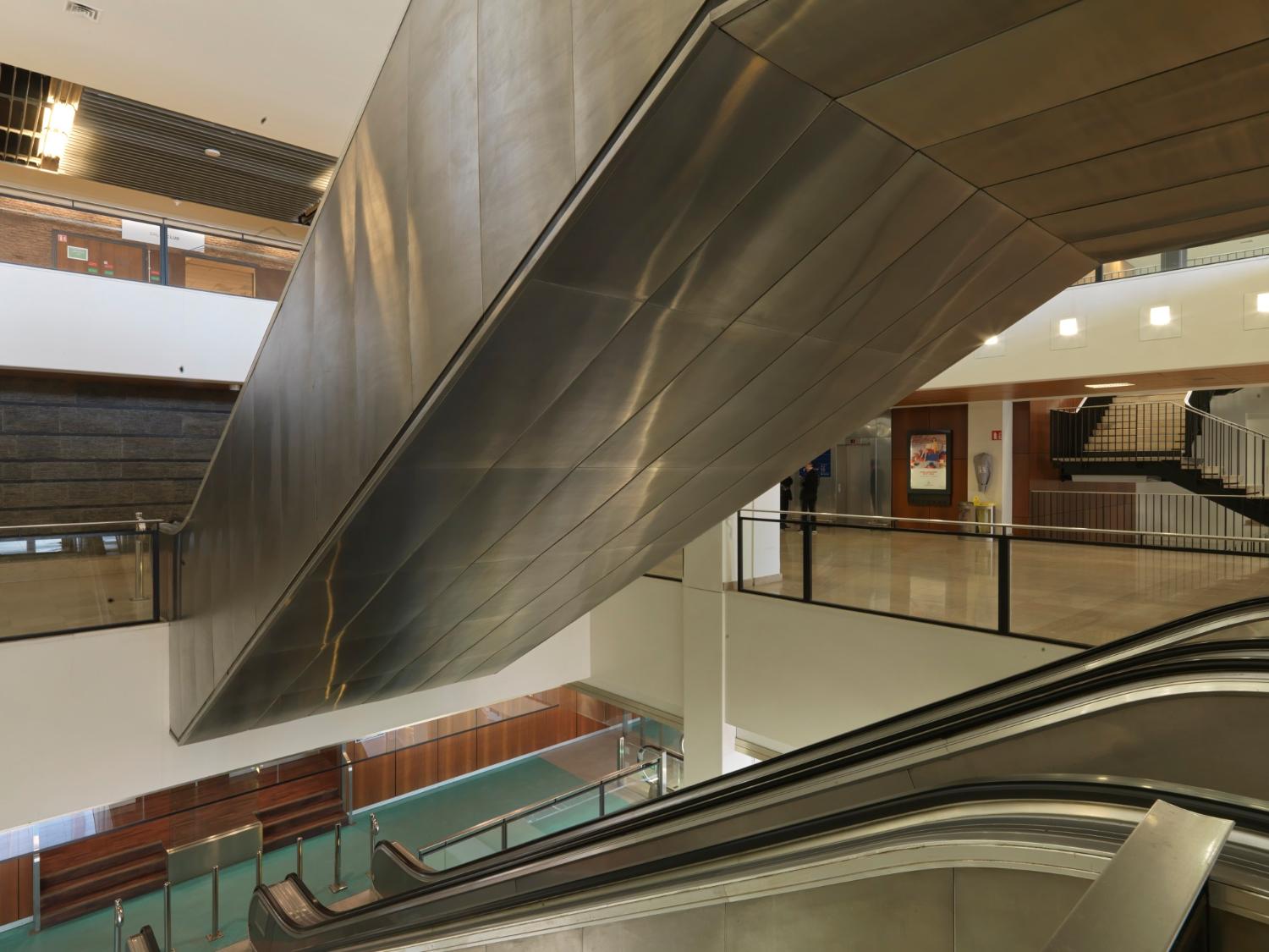 2018, circulation verticale:  mezzanine du 2ème étage, la fontaine du patio au 3ème étage, hall du 4ème étage.