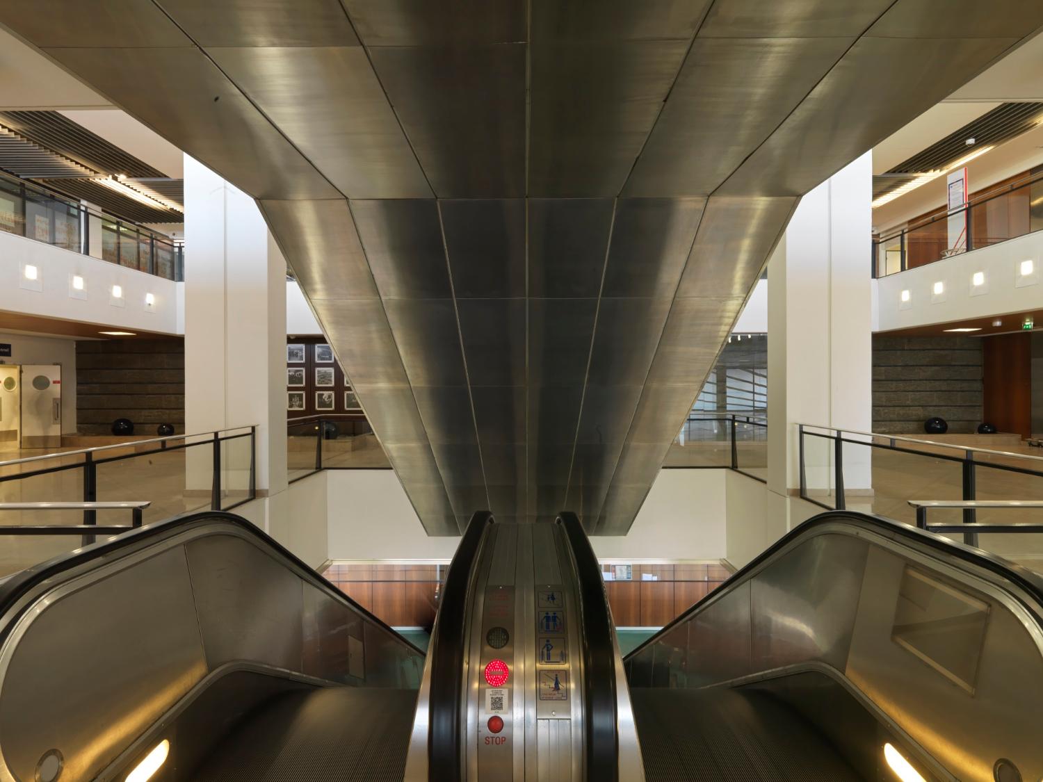 2018, circulation verticale: la fontaine du patio au 3ème étage, hall du 4ème étage.